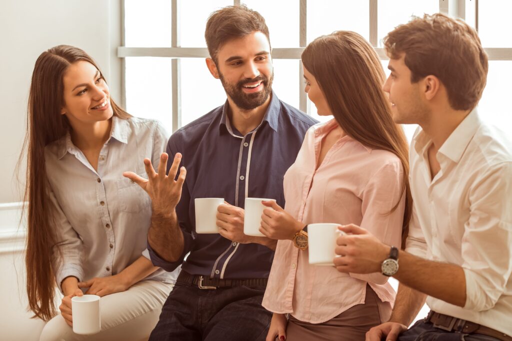 Через 100 лет в сфере коммуникации и общения нас ждет удивительное будущее, где технологии приведут к более глубоким и значимым связям между людьми