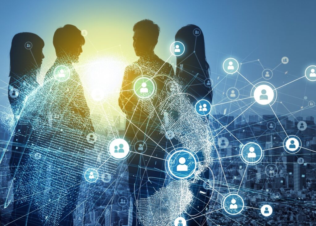 Через 20 лет в сфере социальных связей мы увидим еще более тесное и глубокое взаимодействие между людьми
